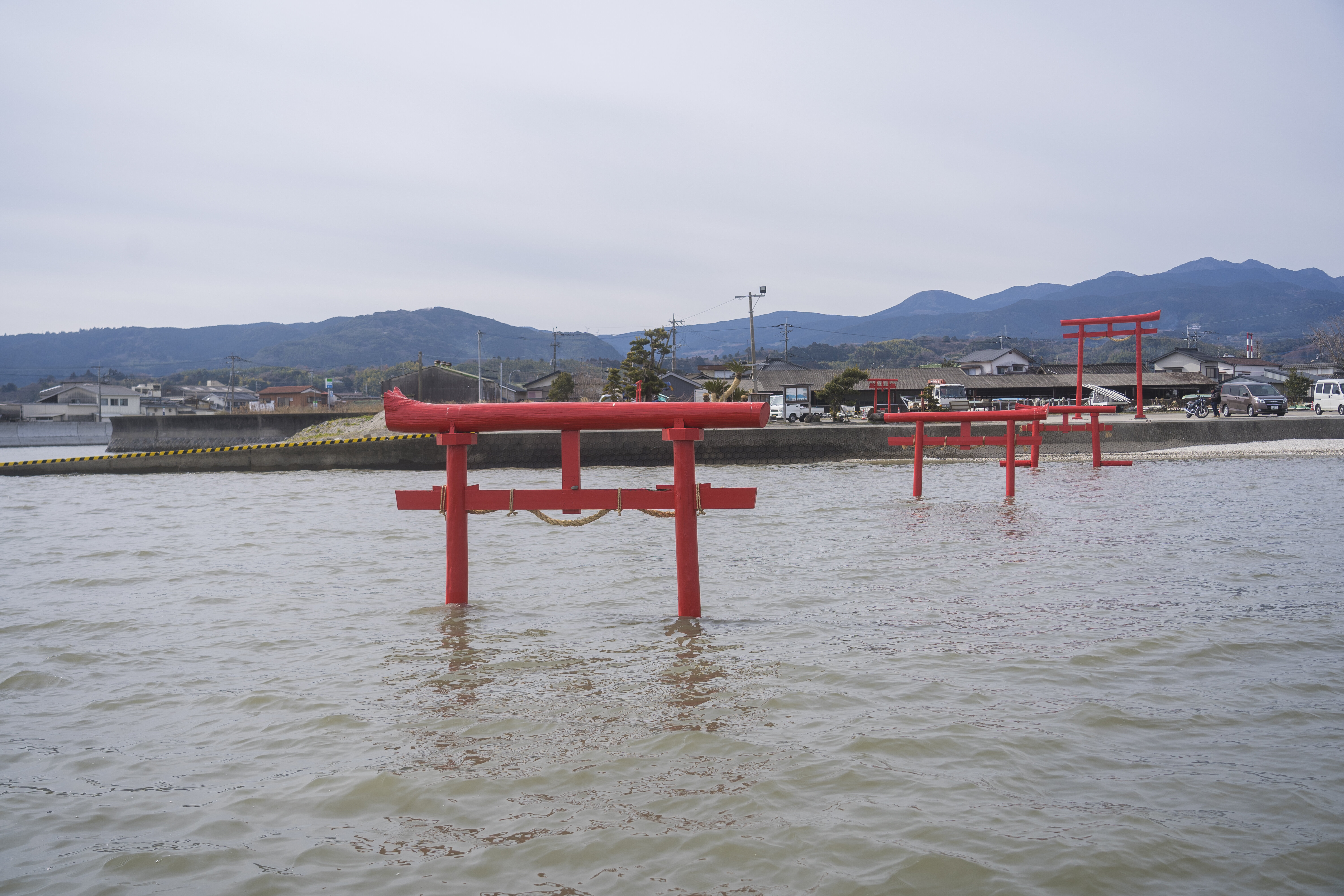 大魚神社の海中鳥居を船の上から眺めよう！